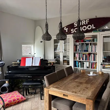 Next To The لاهاي