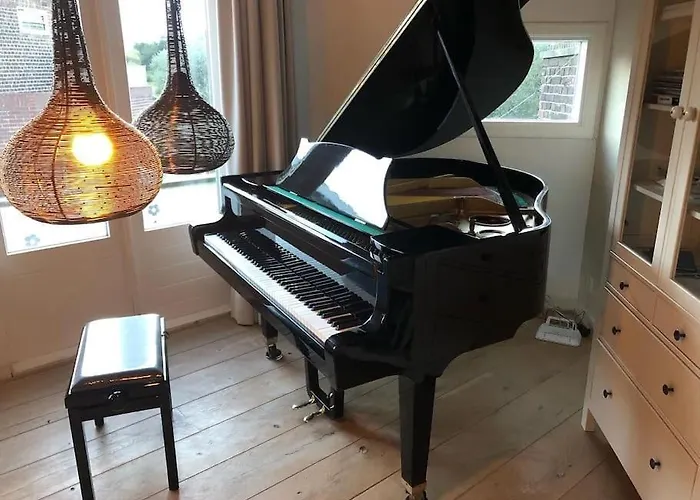 Next To The لاهاي